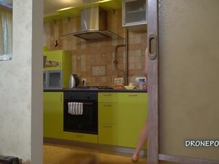 บลอนด์ วัยรุ่น kira - เปล่า และ cooking, เอชดี xxx วีดีโอ d3