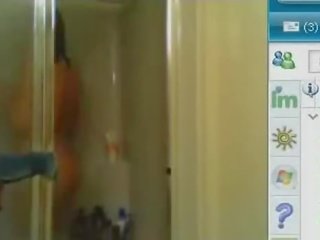 ליווי נוער showering במהלך שלה מצלמת זרם