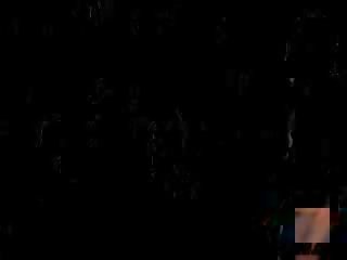 服を着た女性裸の男性 雛 屈辱を与えます juveniles